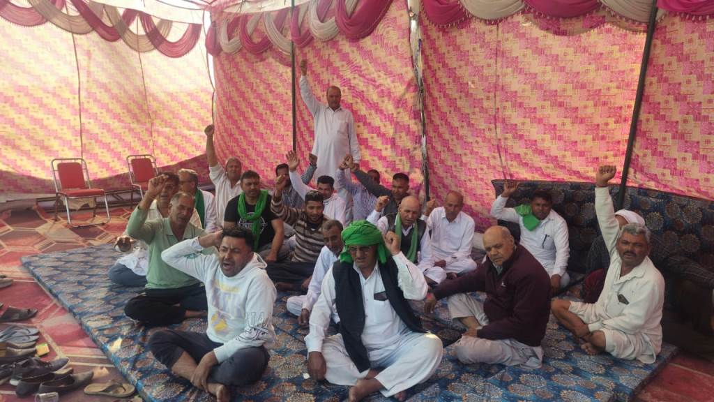 Farmers morale remains unshaken on the 16th day the protest continues despite the indifference of NHAI officials